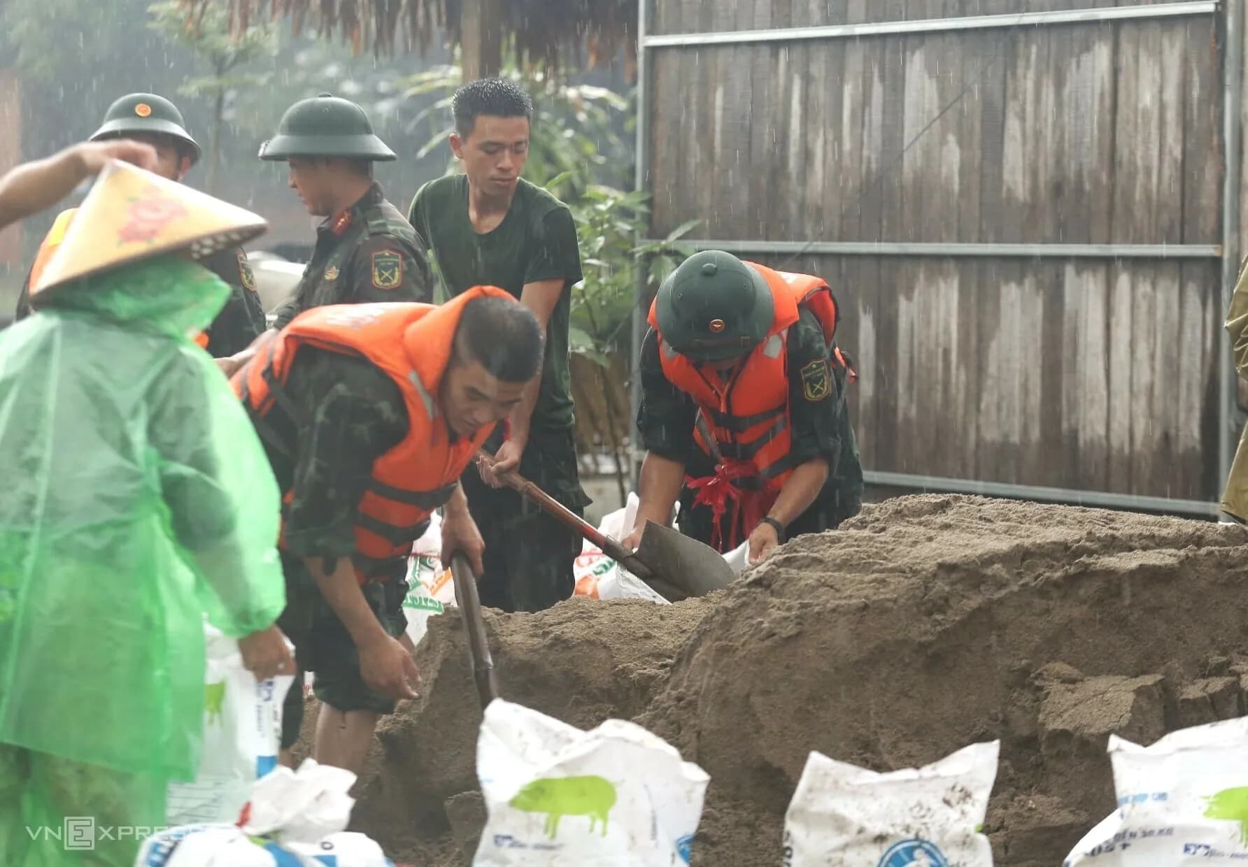 Hàng trăm người đội mưa đắp đê chống lũ ngoại thành Hà Nội