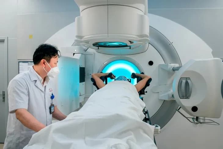 Vụ kẹp tiền để được xạ trị sớm: Bệnh viện E đình chỉ toàn bộ cán bộ liên quan
